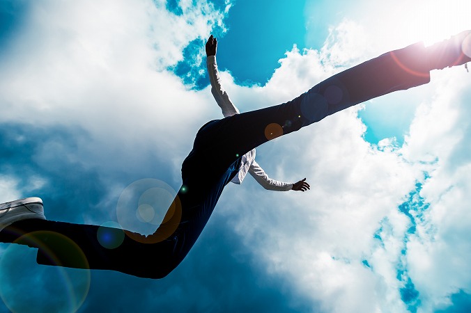 ジャンプする男性