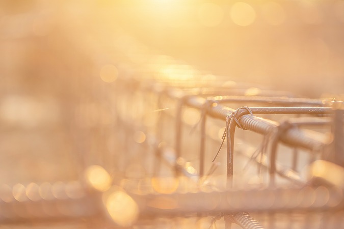 淡い光の中の鉄骨