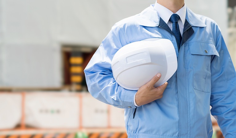 ヘルメット男性