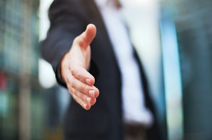握手を求める男性