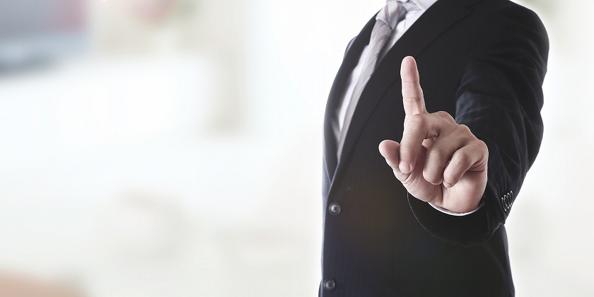 指を立てるビジネスマン